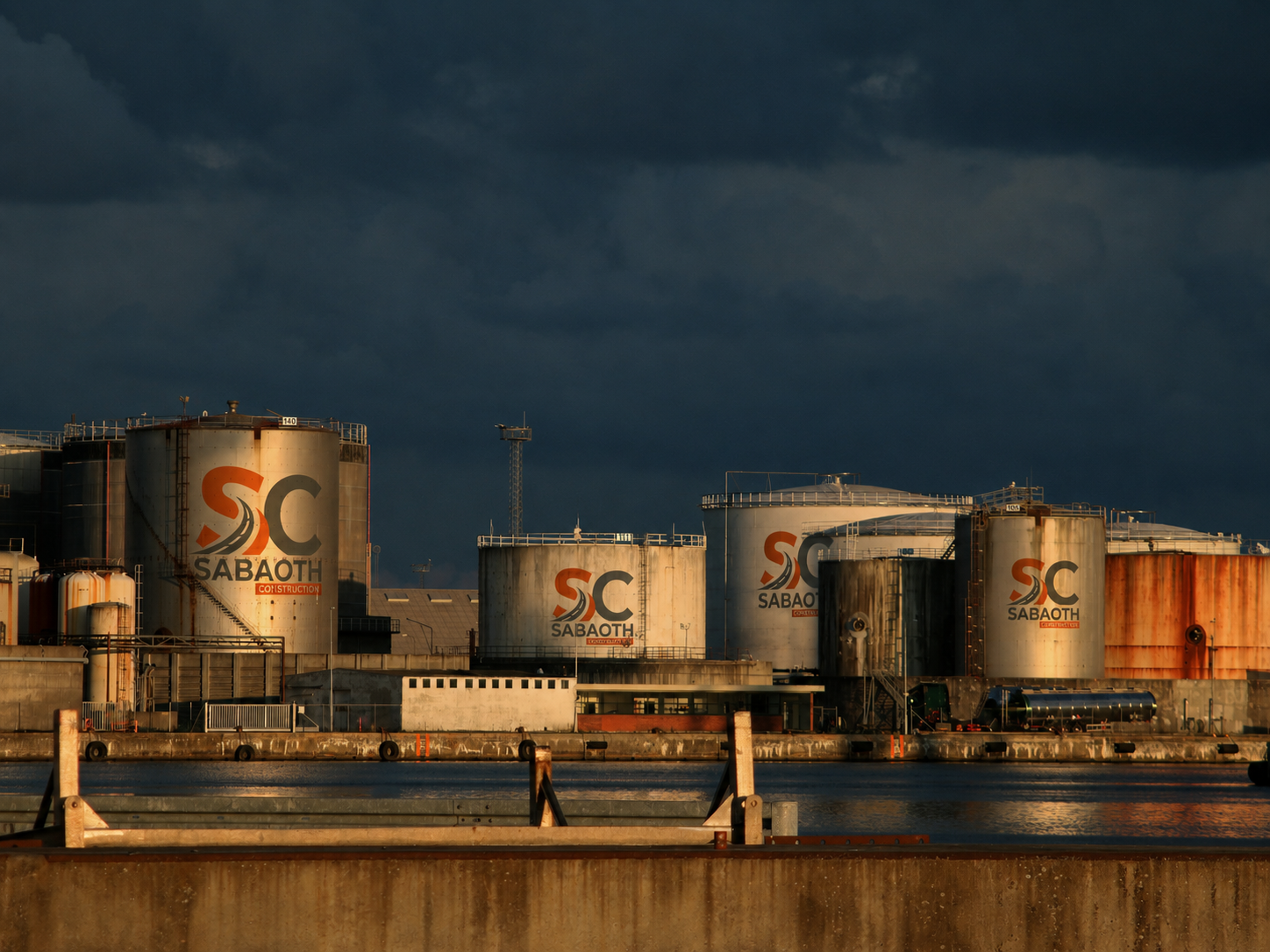 Dépôt de carburant SABAOTH — réservoirs industriels au Katanga